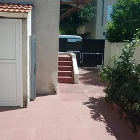 Maison Sur 3 Etages Avec Patio, Terrasse Avec Barbecue, 1 De Disponible Au 1er Etage Homestay